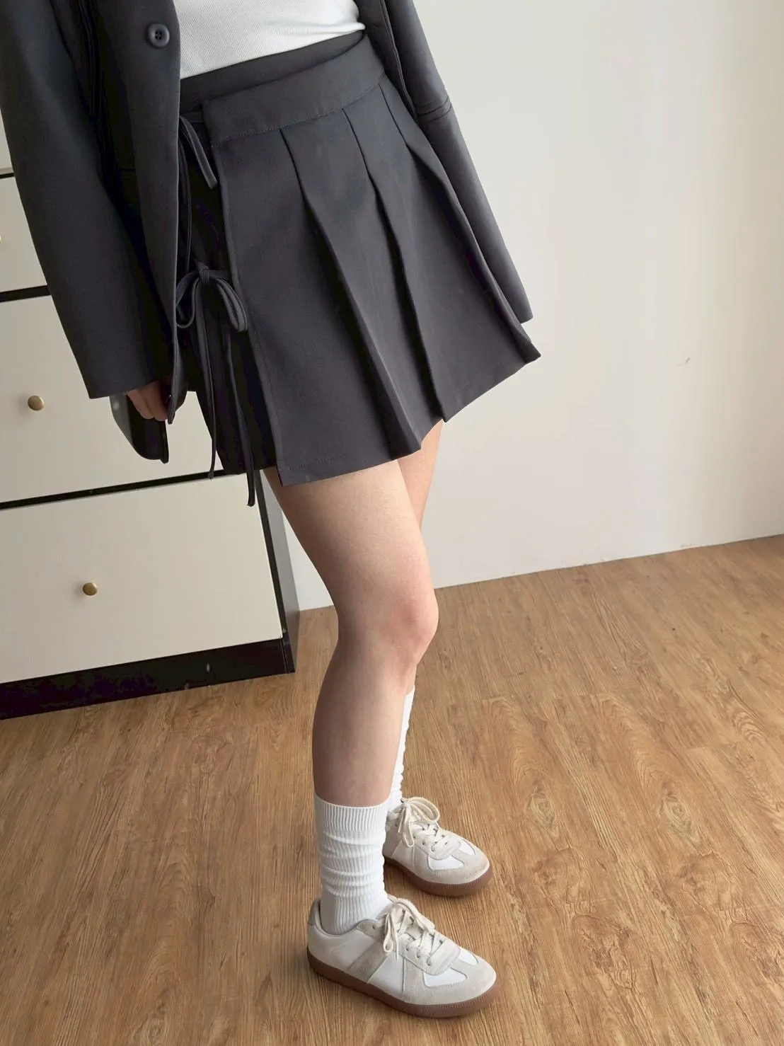 綁帶造型百褶西裝短裙