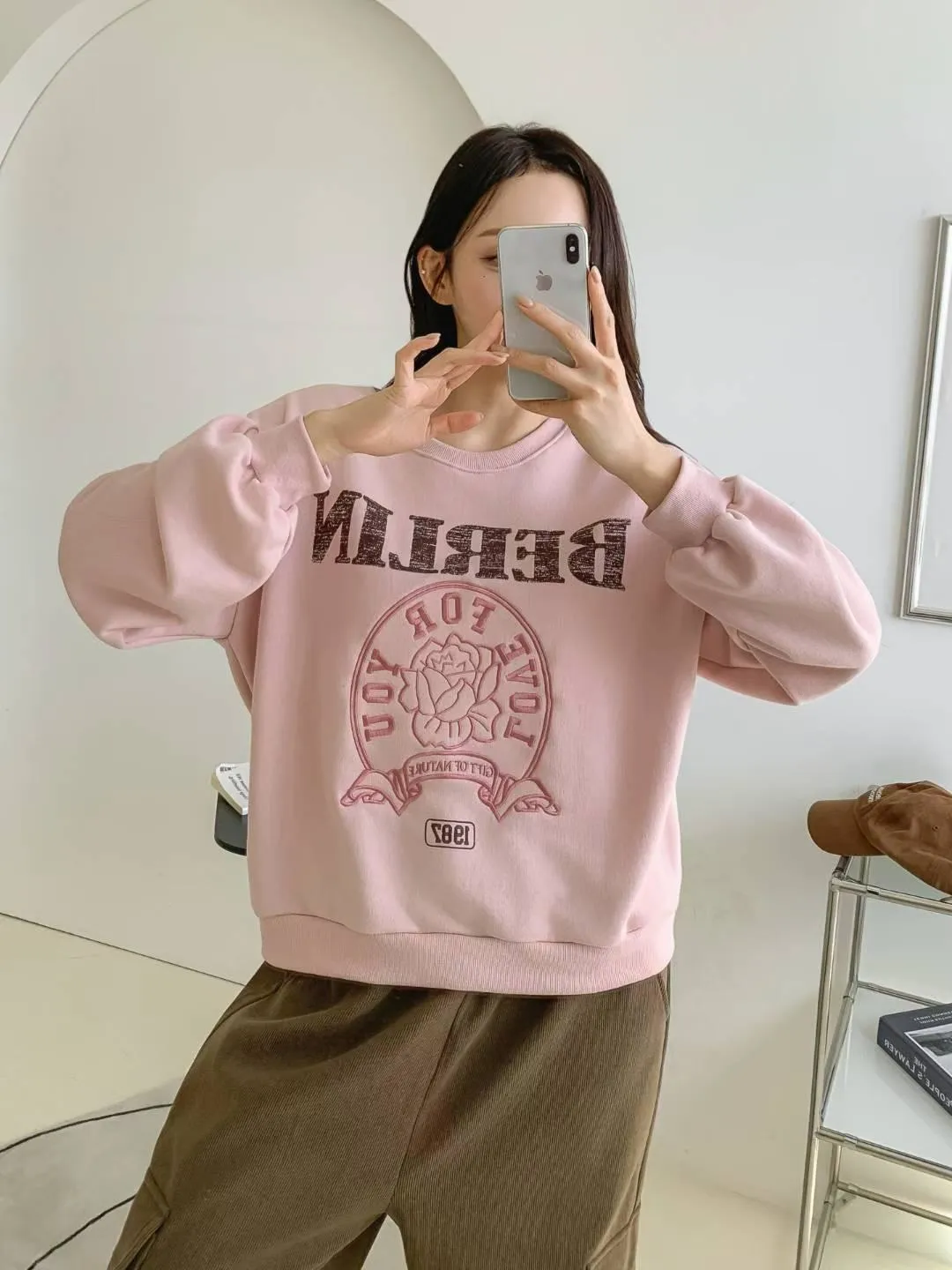 正韓玫瑰刺繡英字大學T