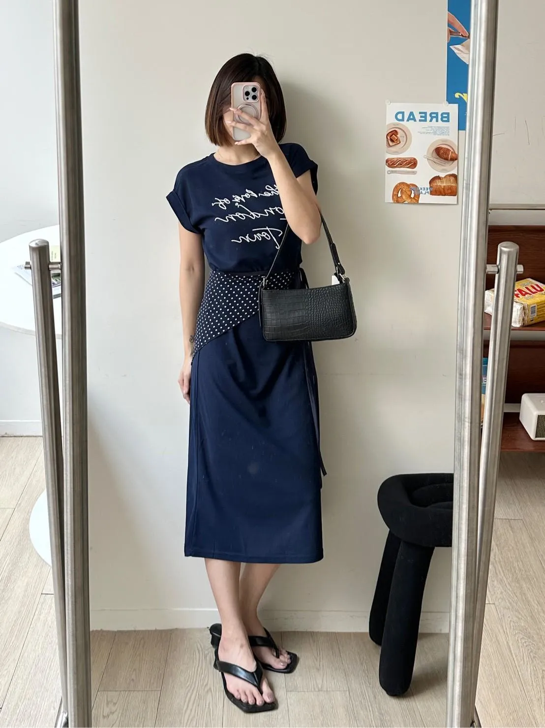 英文草寫刺繡反折長洋裝