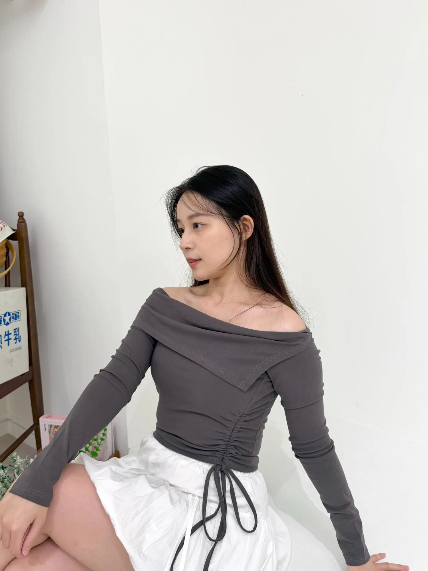 側綁繩一字領造型固定杯上衣