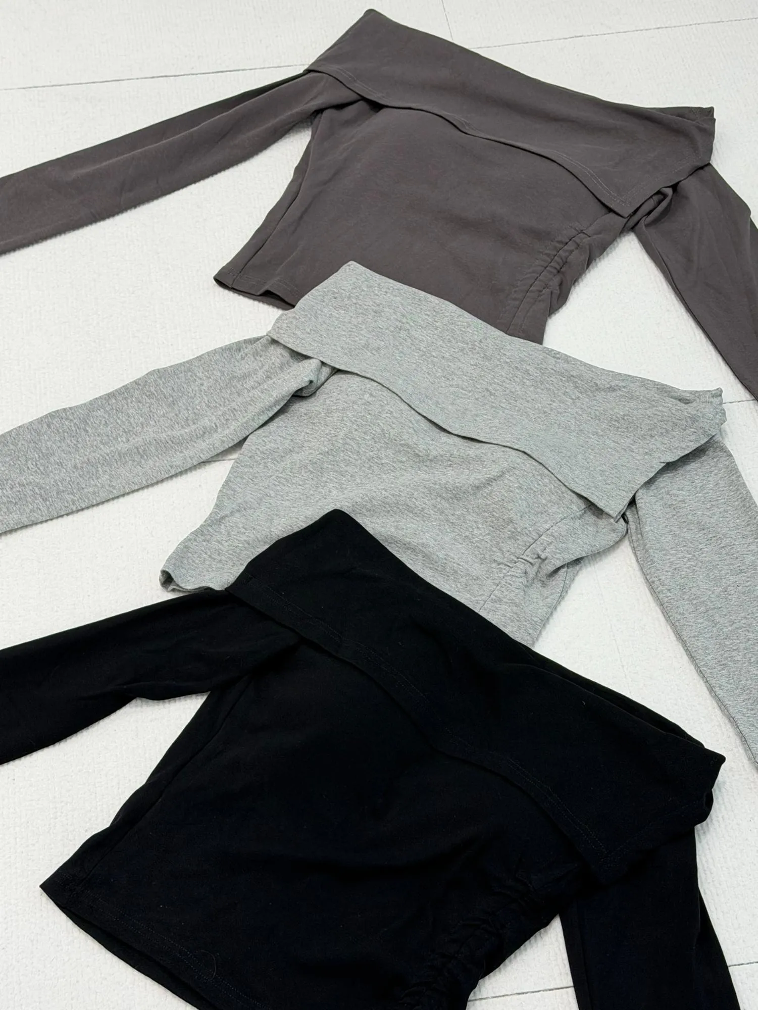 側綁繩一字領造型固定杯上衣