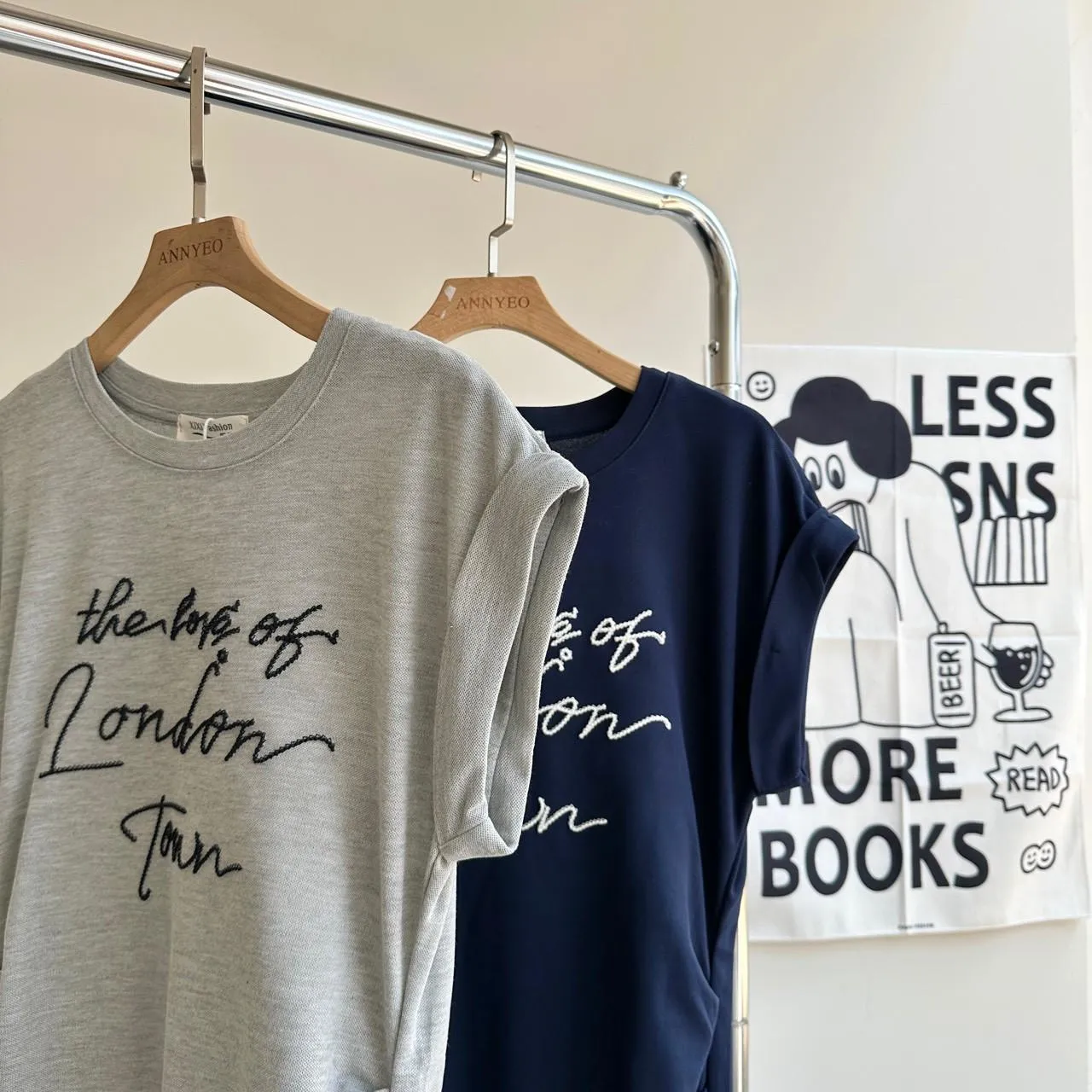 英文草寫刺繡反折長洋裝
