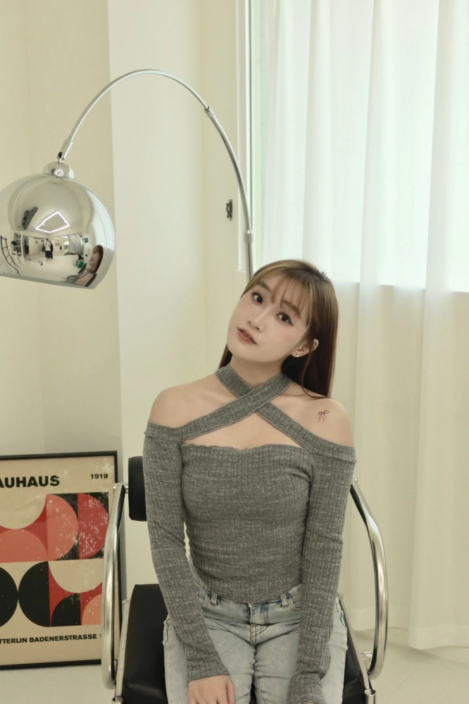 正韓性感露鎖骨交叉踢恤