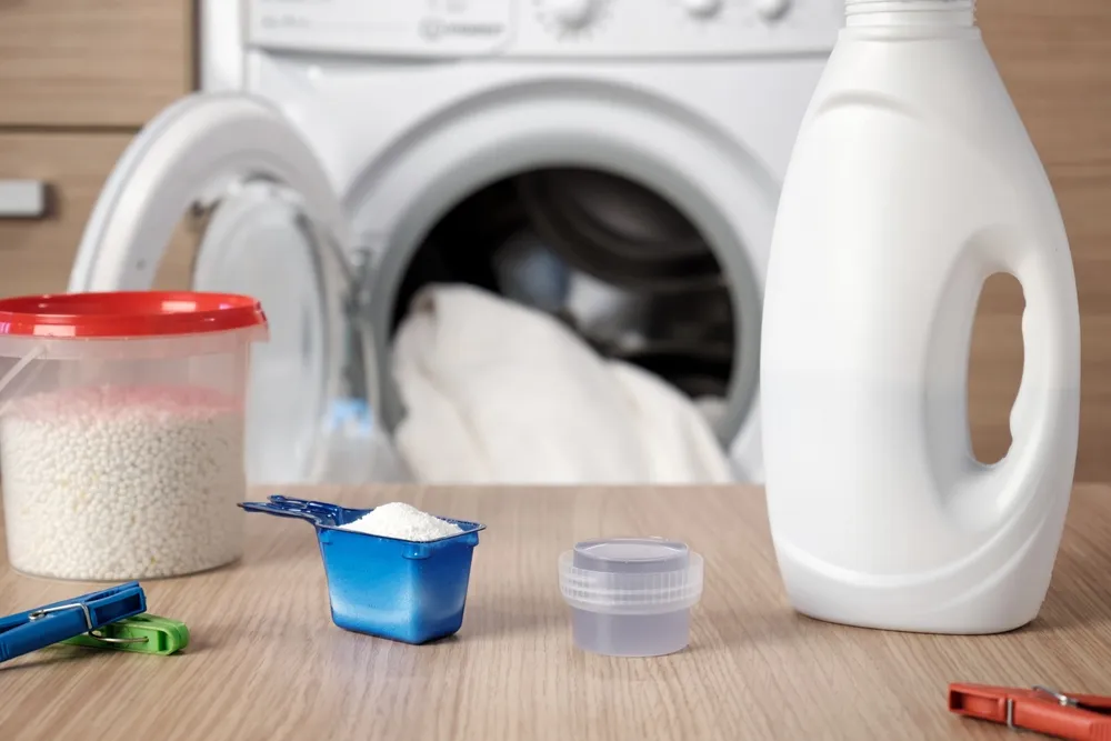 換季衣物常泛黃？達人教你的30分鐘浸泡法 配對這招清潔術效果更翻倍！