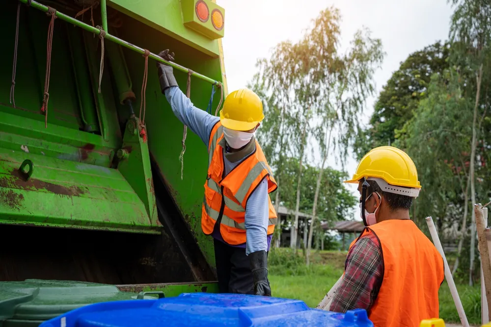 一張含有 服裝, 戶外, 安全帽, 天空 的圖片AI 產生的內容可能不正確。
