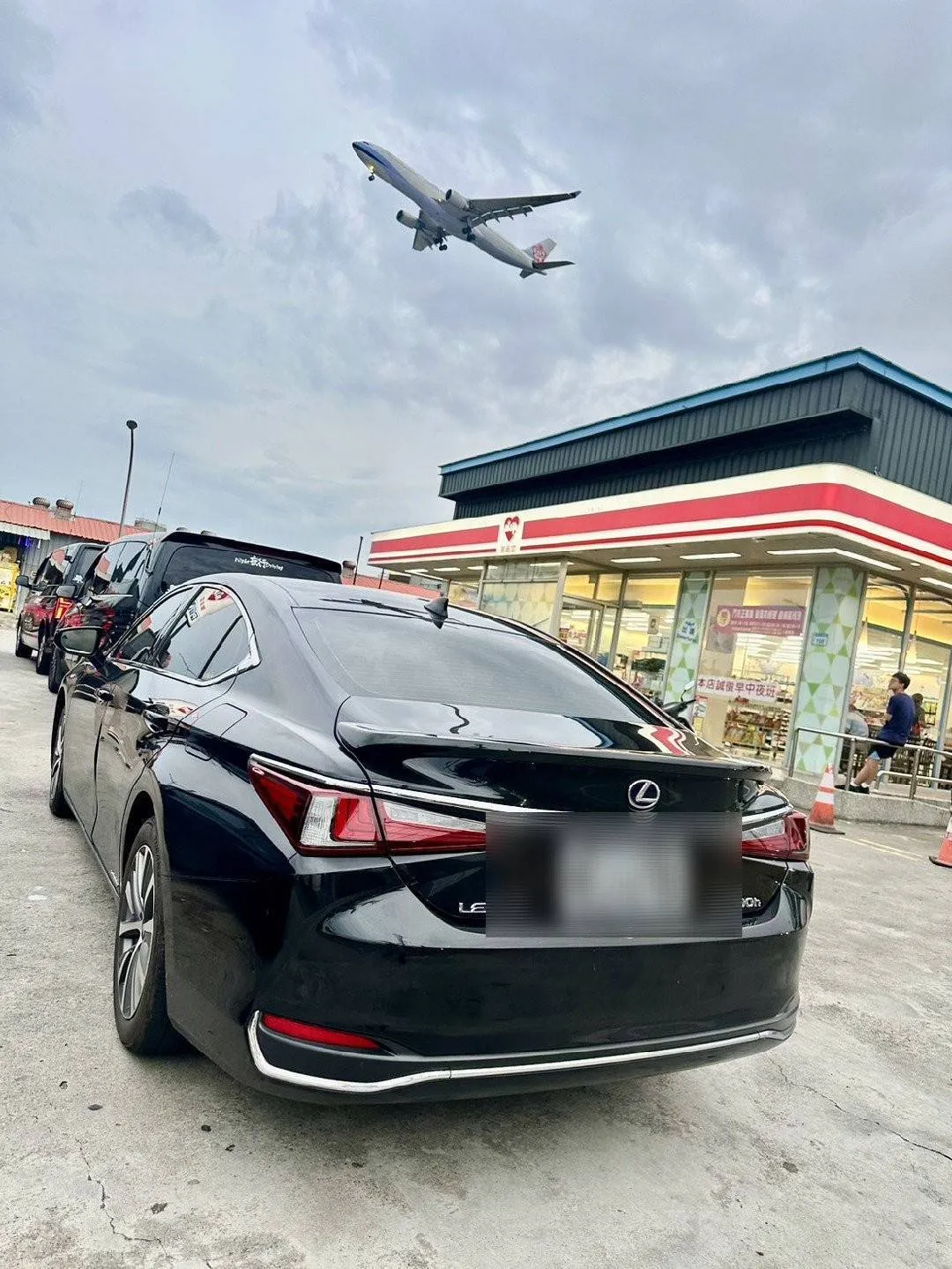 五人座轎車