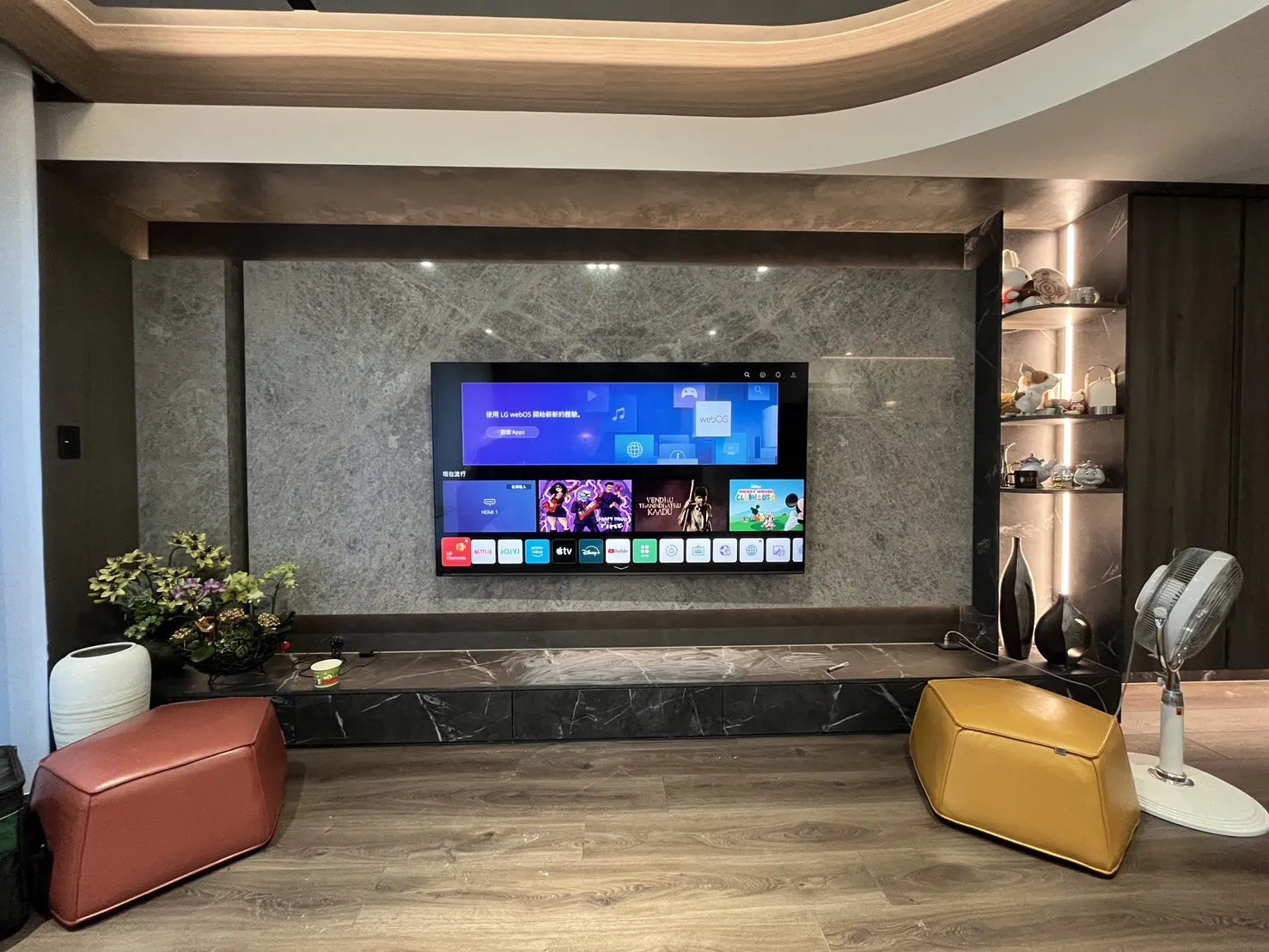 75吋｜電視安裝｜台中北屯｜大理石電視牆｜移動伸縮壁掛架安裝