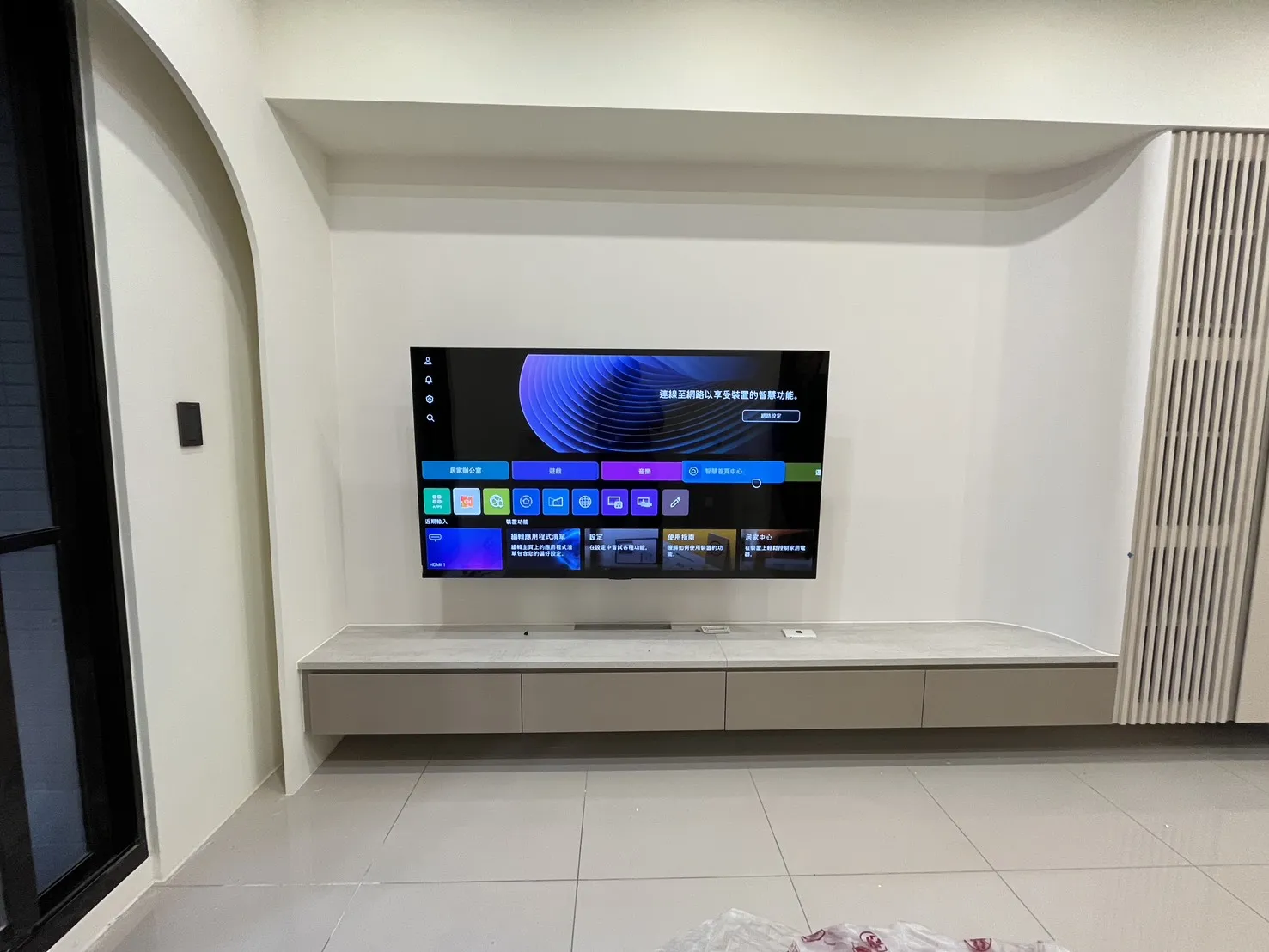 65吋｜電視安裝｜台中南屯｜木作電視牆｜移動伸縮壁掛架安裝