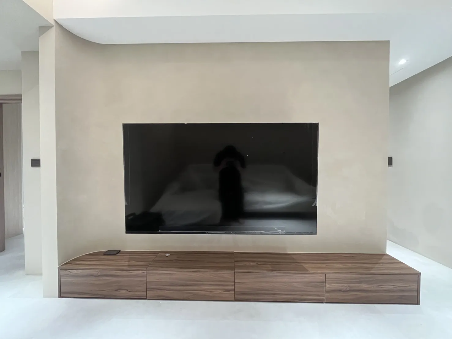 65吋｜電視安裝｜台中北區｜木作電視牆｜移動伸縮壁掛架安裝