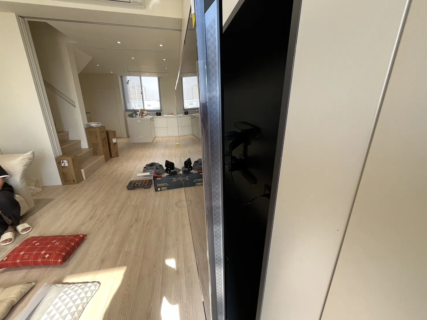 75吋固定式電視壁掛側面