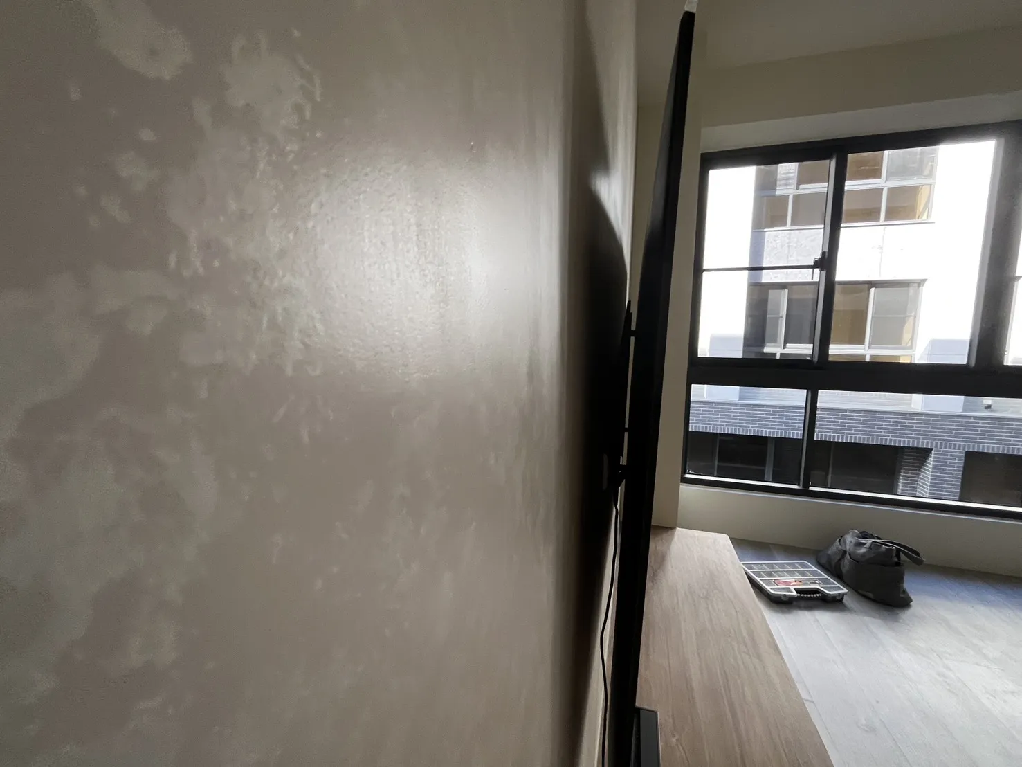 65吋固定式電視壁掛側面