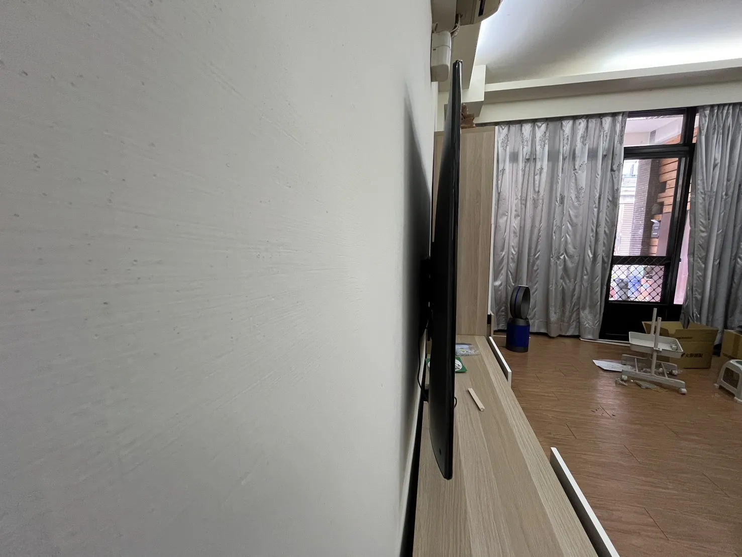 65吋伸縮電視壁掛側面