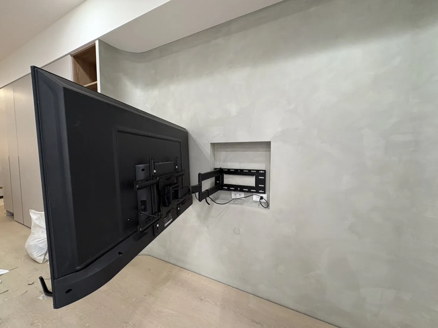 98吋伸縮電視壁掛側面