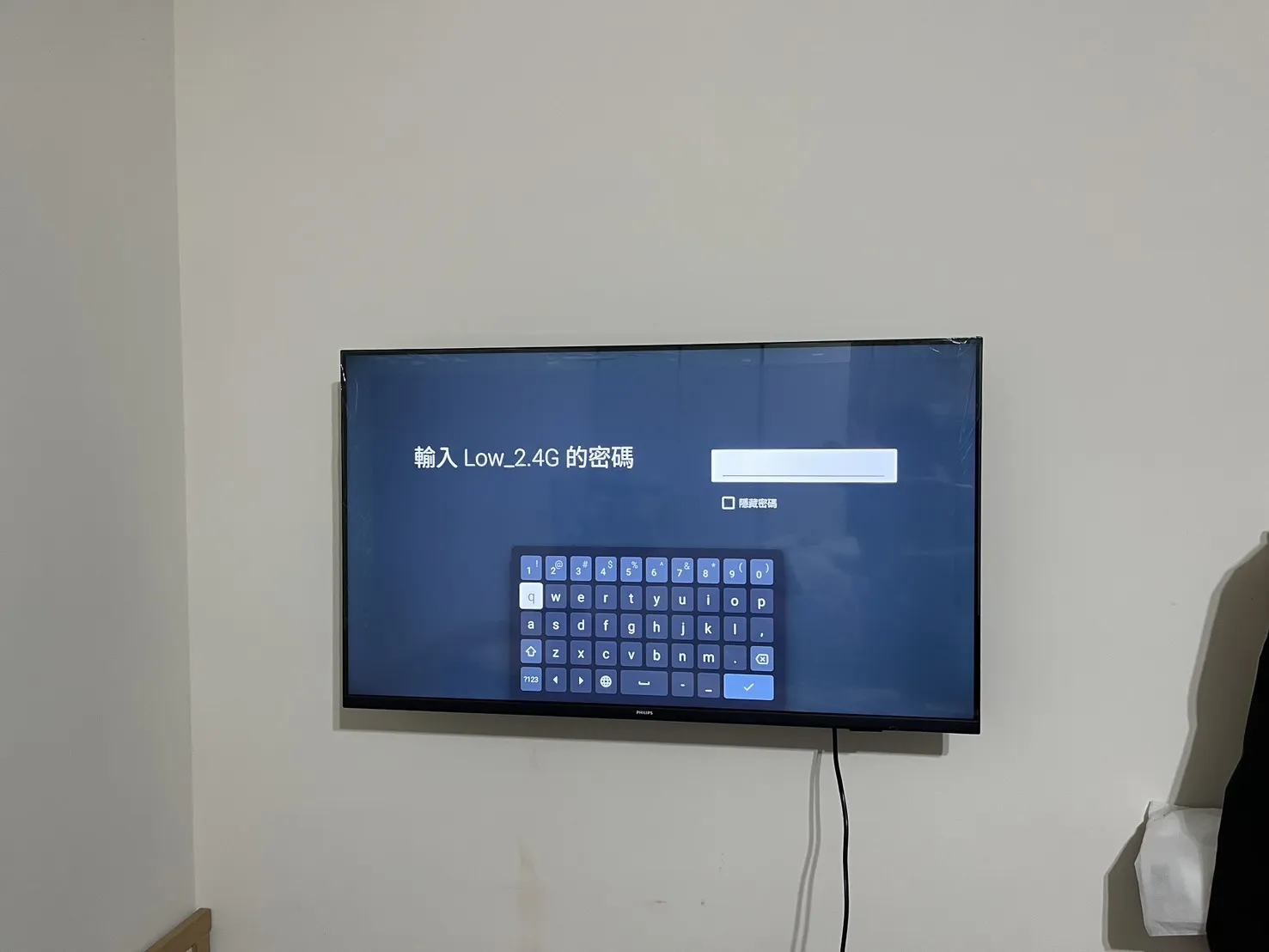 43吋電視壁掛靠攏牆面