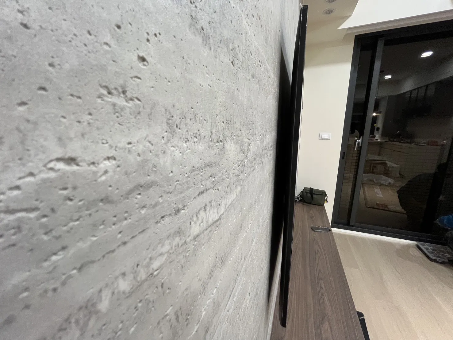 65吋固定式電視壁掛側面