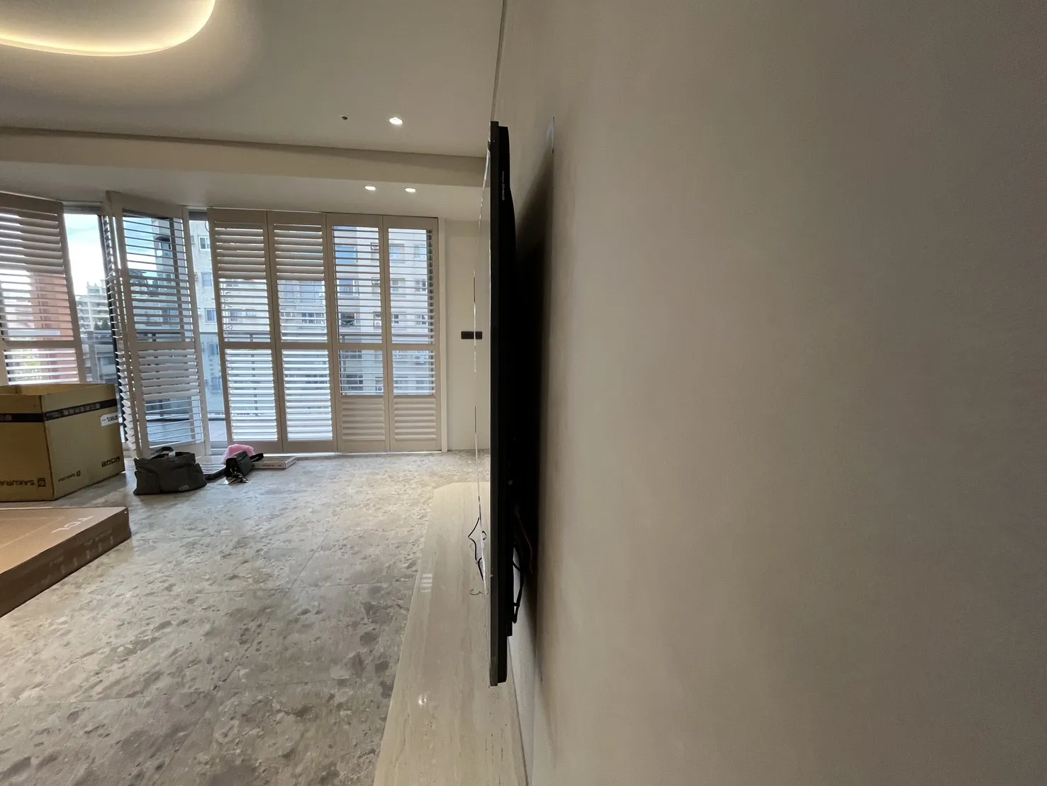 85吋固定式電視壁掛側面