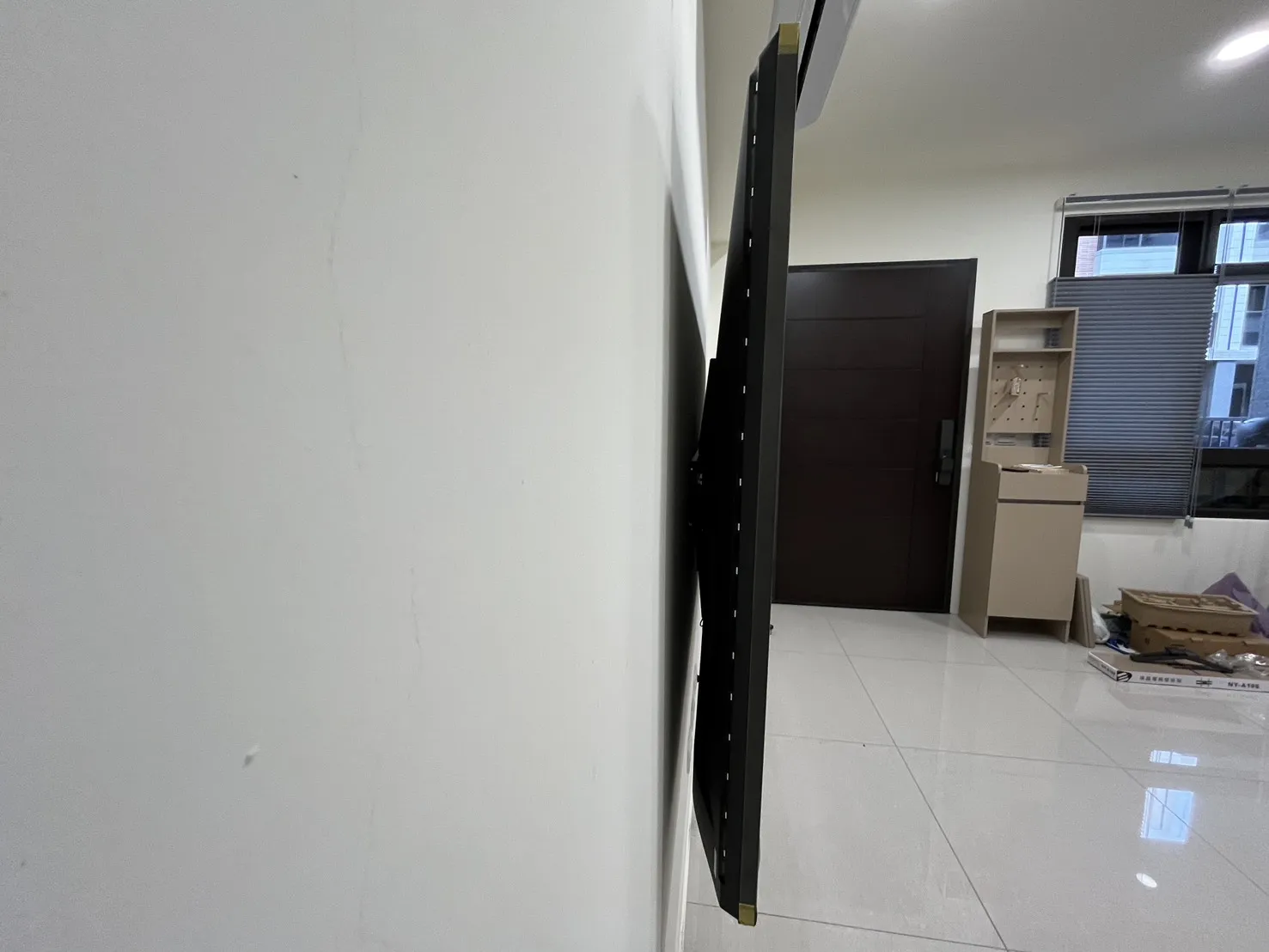 85吋固定式電視壁掛側面