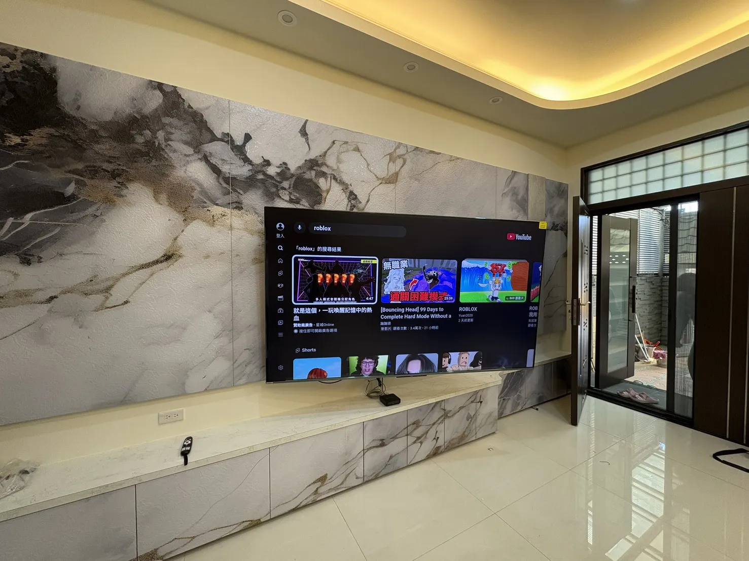 98吋電視壁掛側面