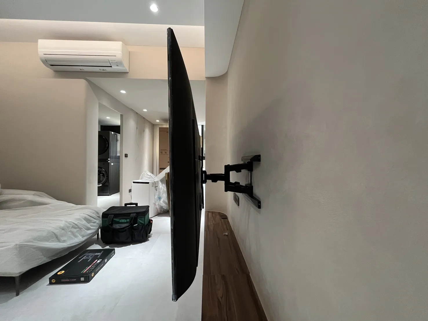 65吋伸縮電視壁掛側面