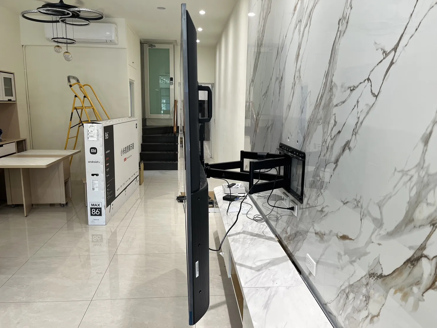 86吋伸縮電視壁掛側面