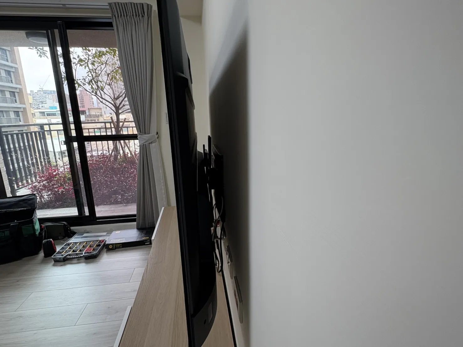 65吋伸縮電視壁掛側面