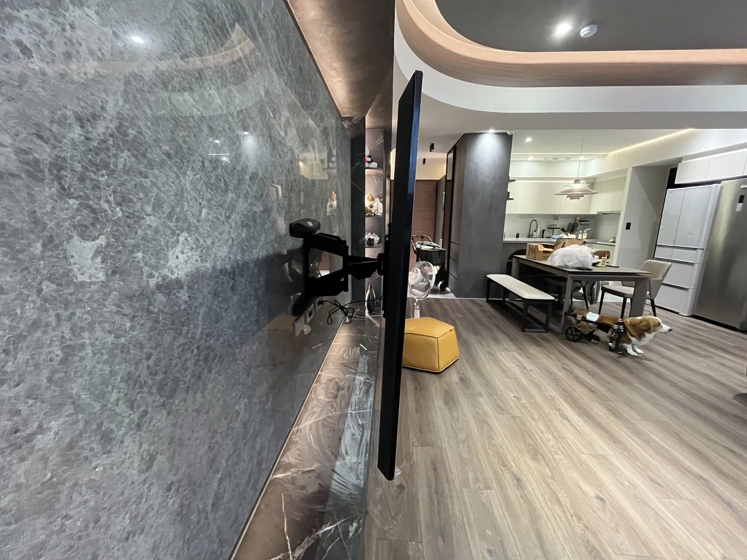 65吋伸縮電視壁掛側面