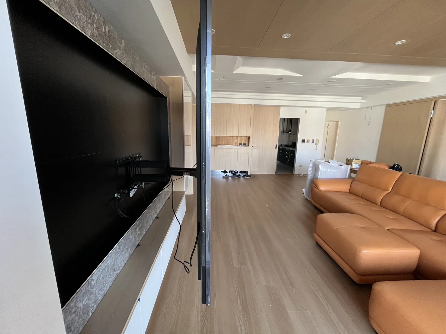 98吋伸縮電視壁掛側面