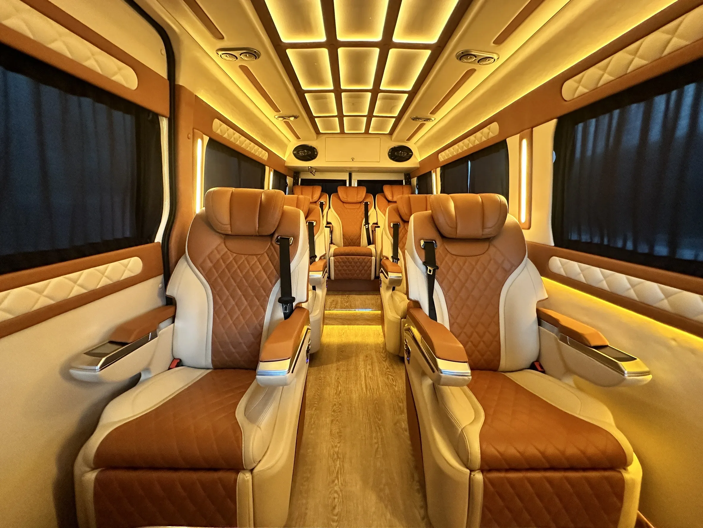 新款福斯尊爵大T6明星保母車