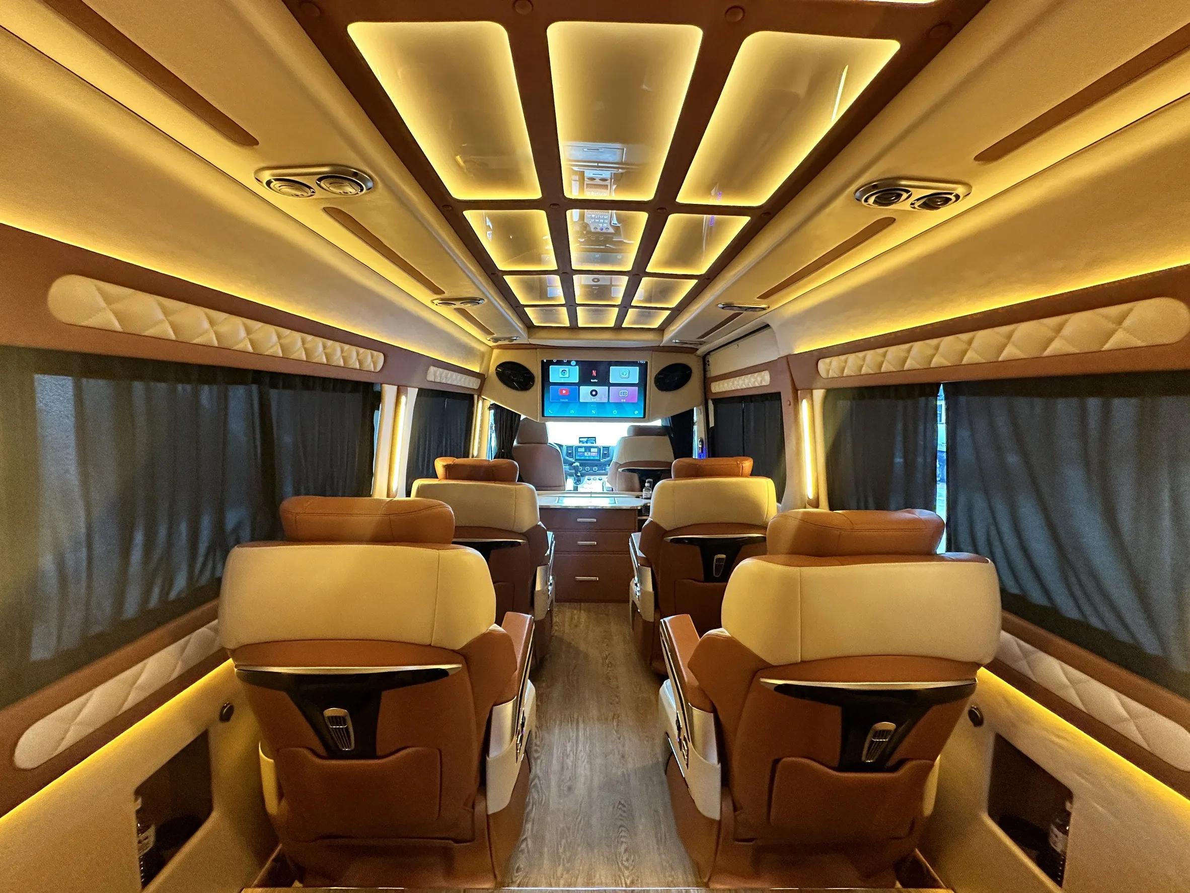 新款福斯尊爵大T6明星保母車