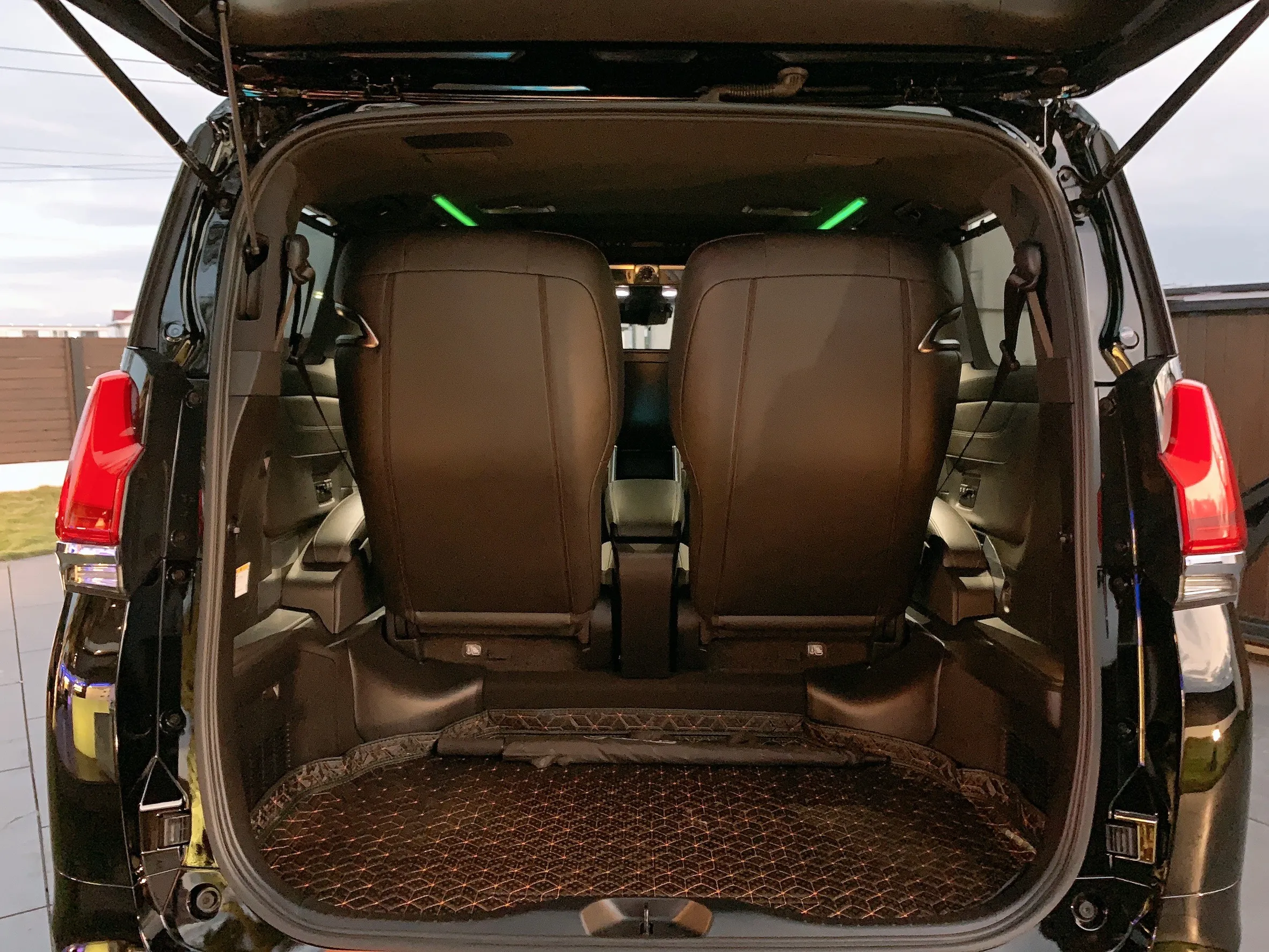 尊爵Lexus LM300h 四人座/七人座保母車/商務車