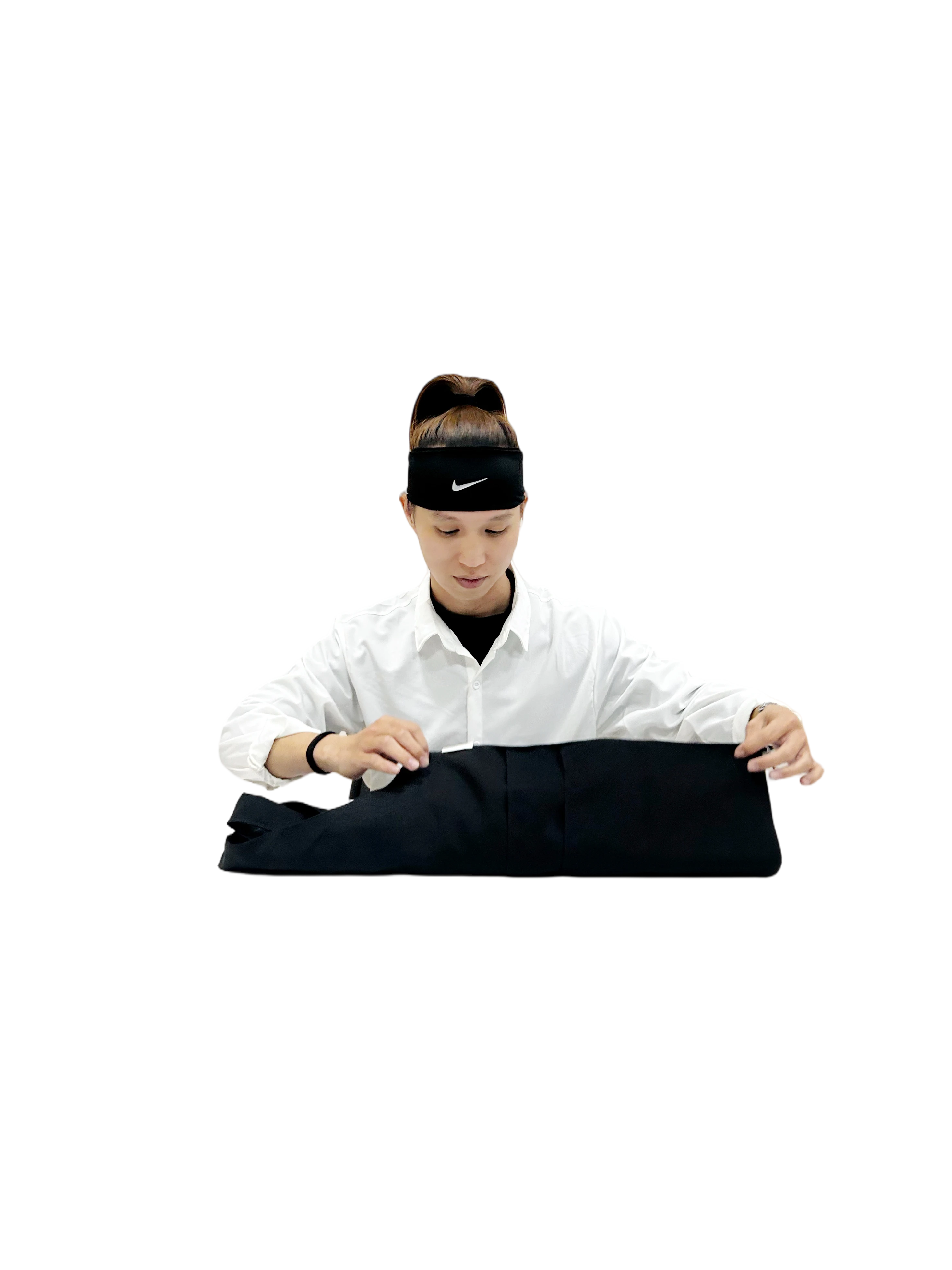 How人物示意:整理衣物摺線,調整適合收納的大小