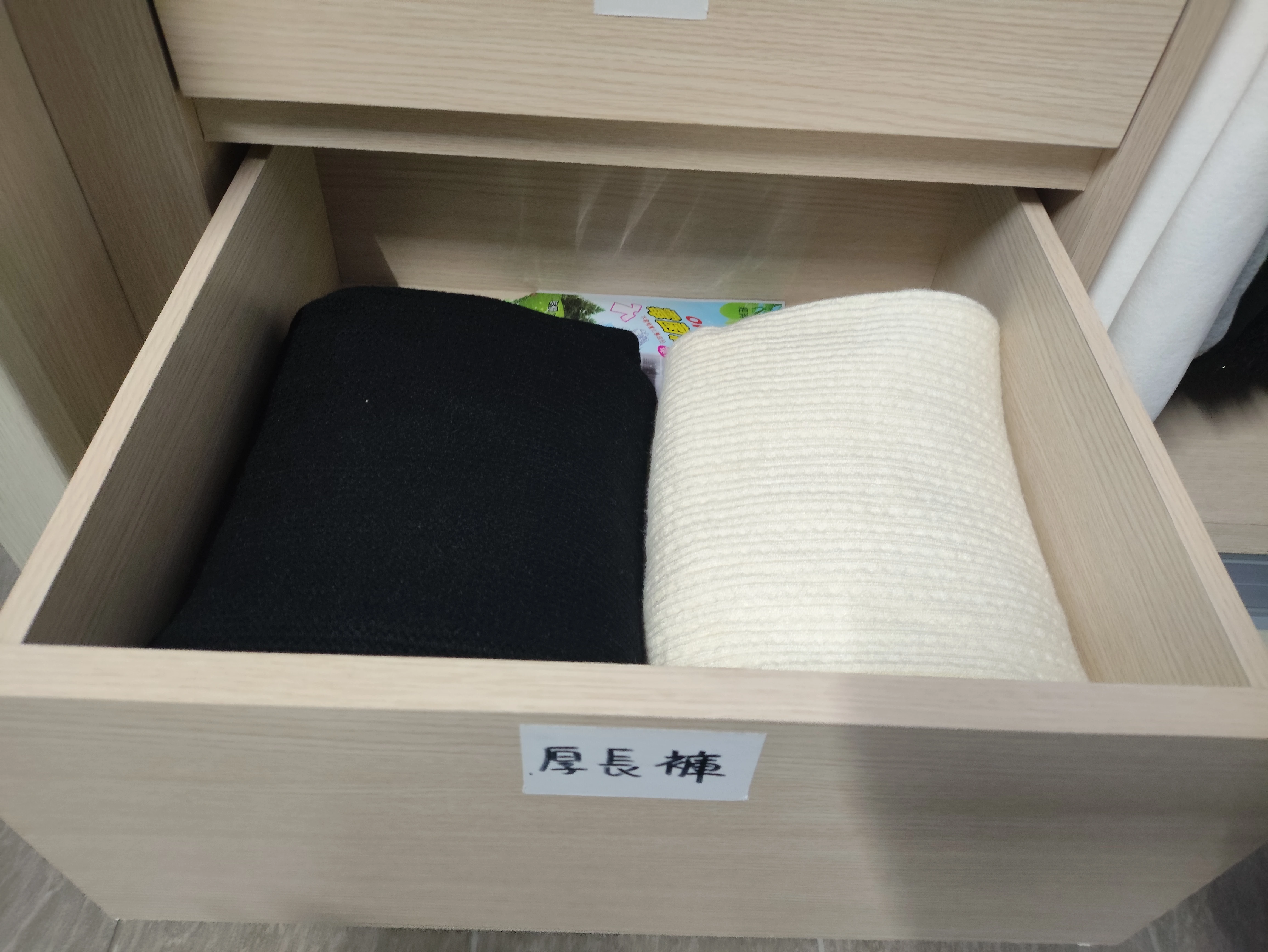 台中神岡案例012，整理後深淺色衣物摺放於附分類標籤的抽屜