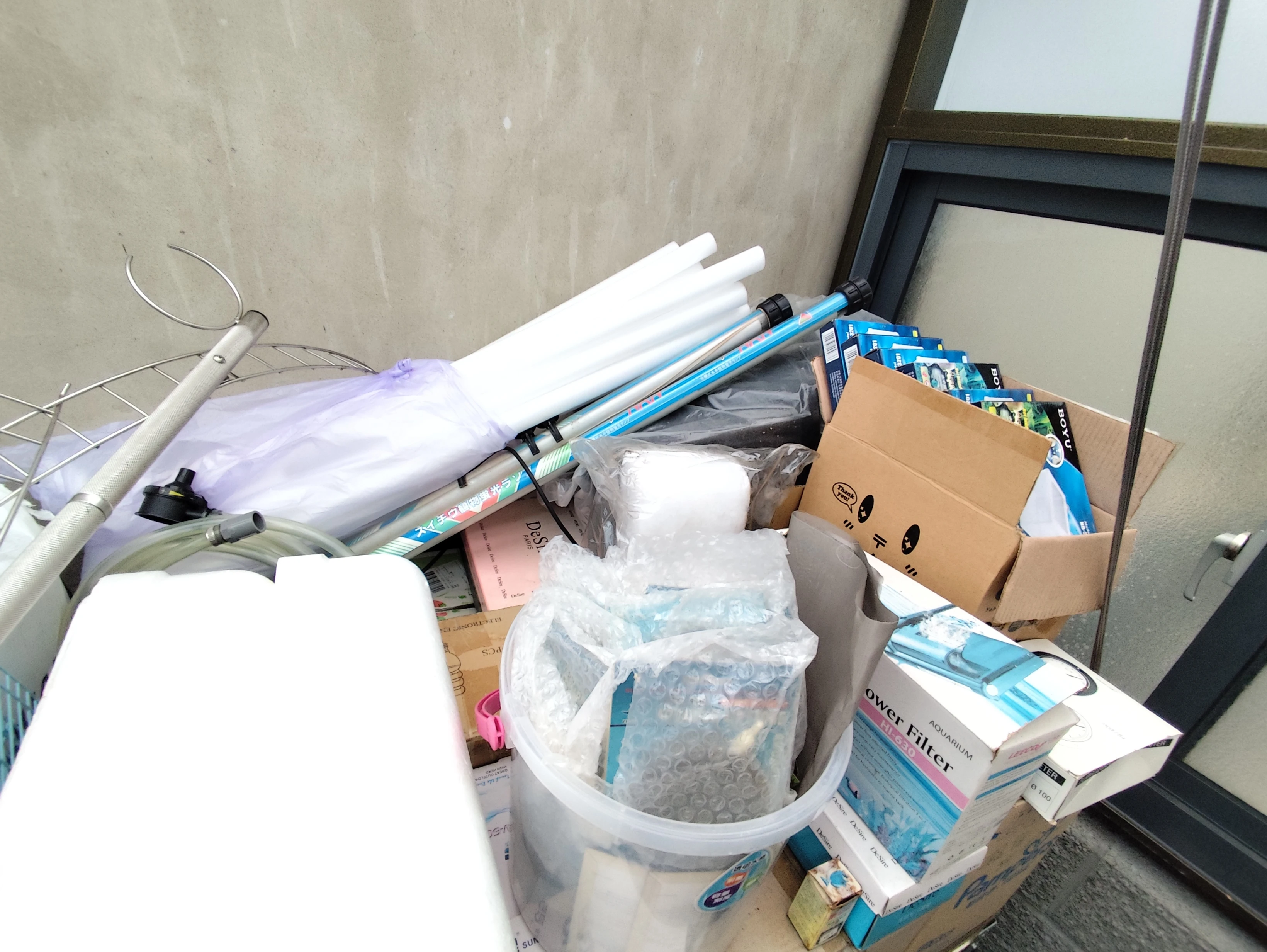彰化案例AFTER整理後，儲藏室角落箱件與長形物品的細部紀錄