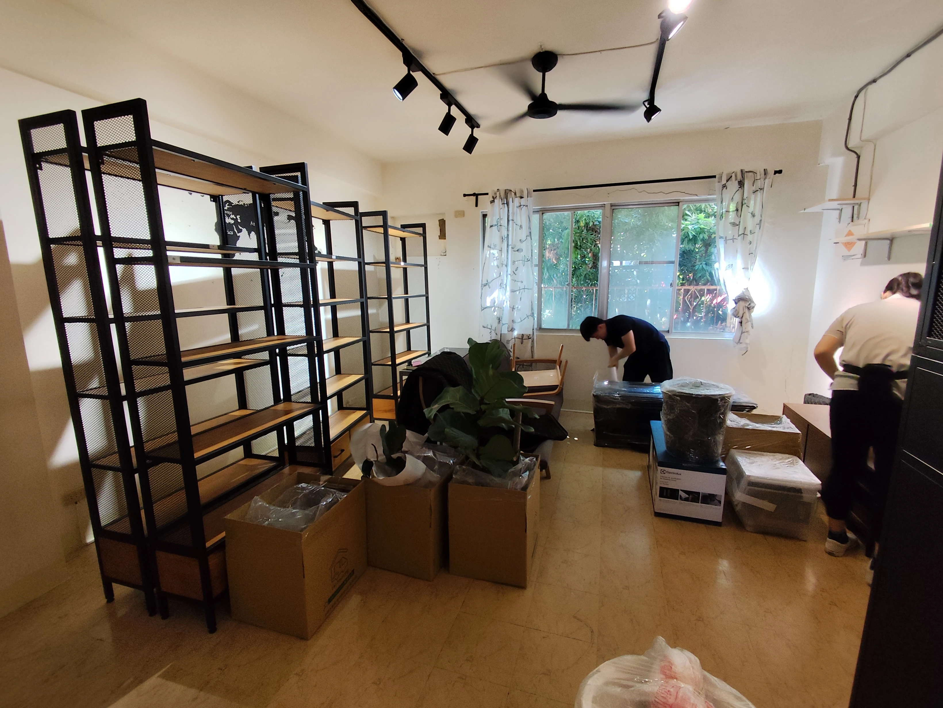 沙鹿舊家搬遷整理作業中，展示架及箱件現場