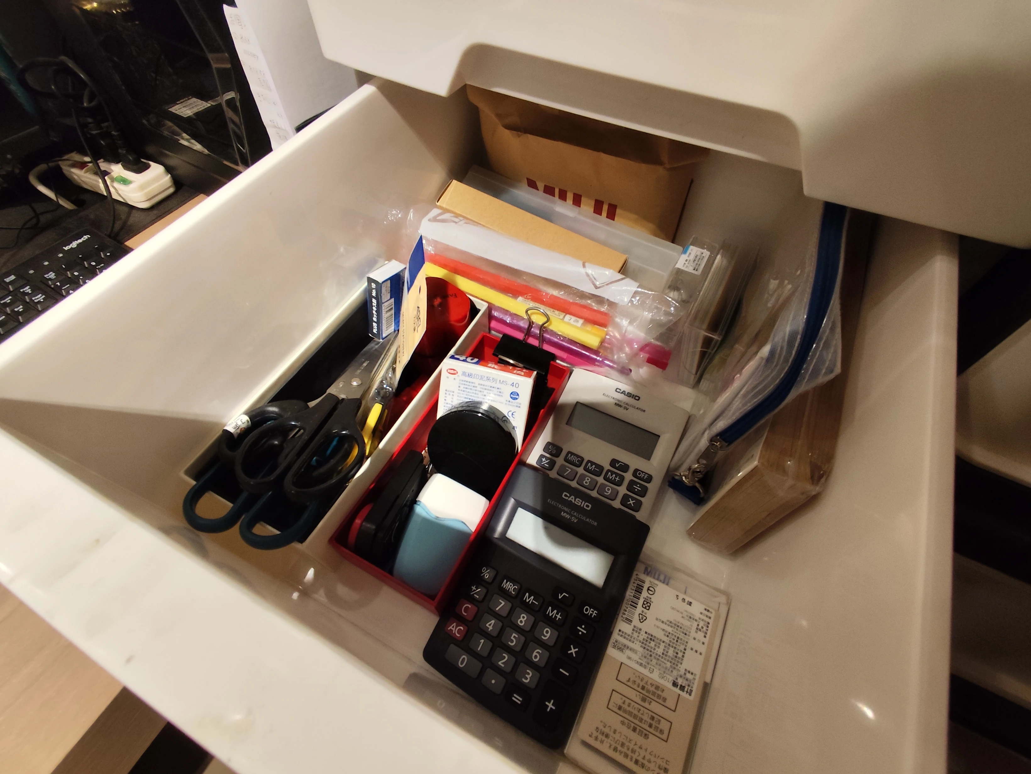 台中西屯客廳抽屜整理後，文具與工具分格放置