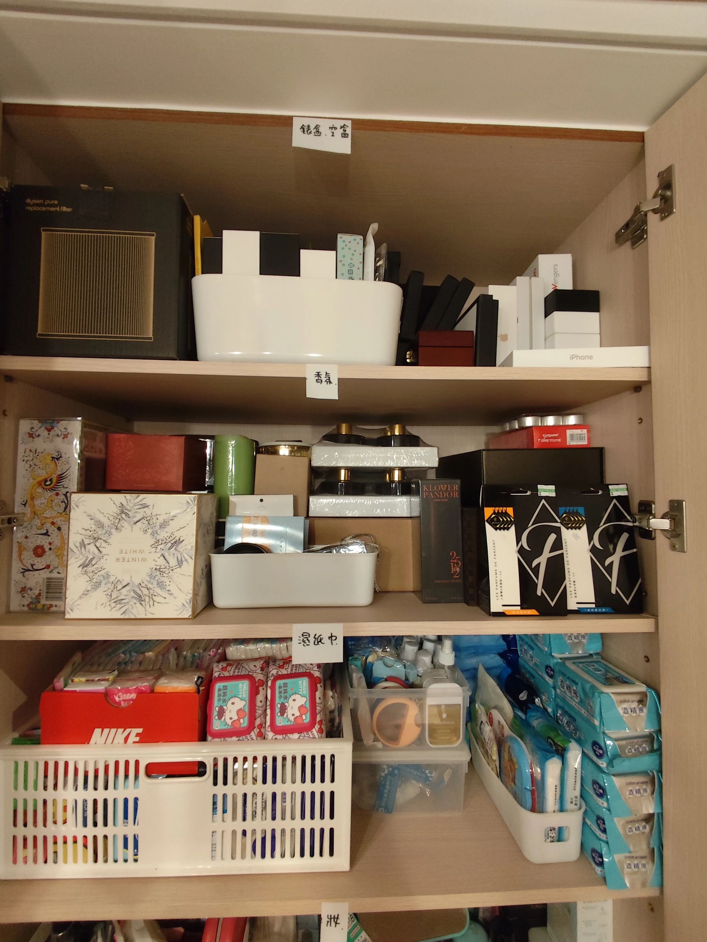 台中西屯客廳整理後，壁櫃上層依物品類別分區