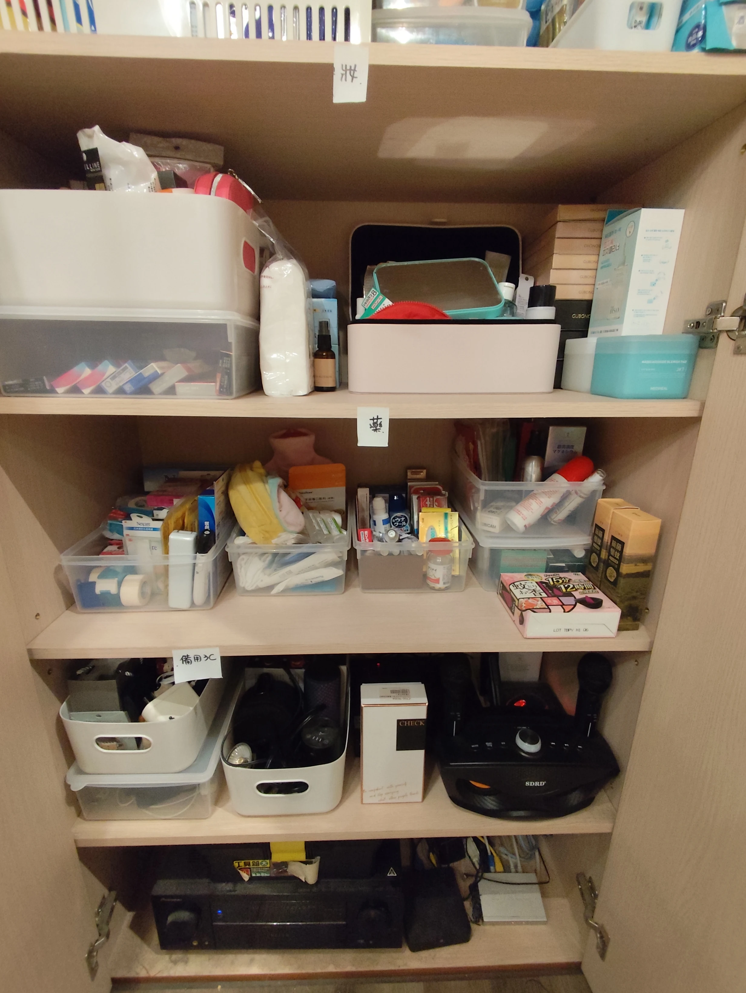 台中西屯客廳整理後，壁櫃中下層完成物品分區