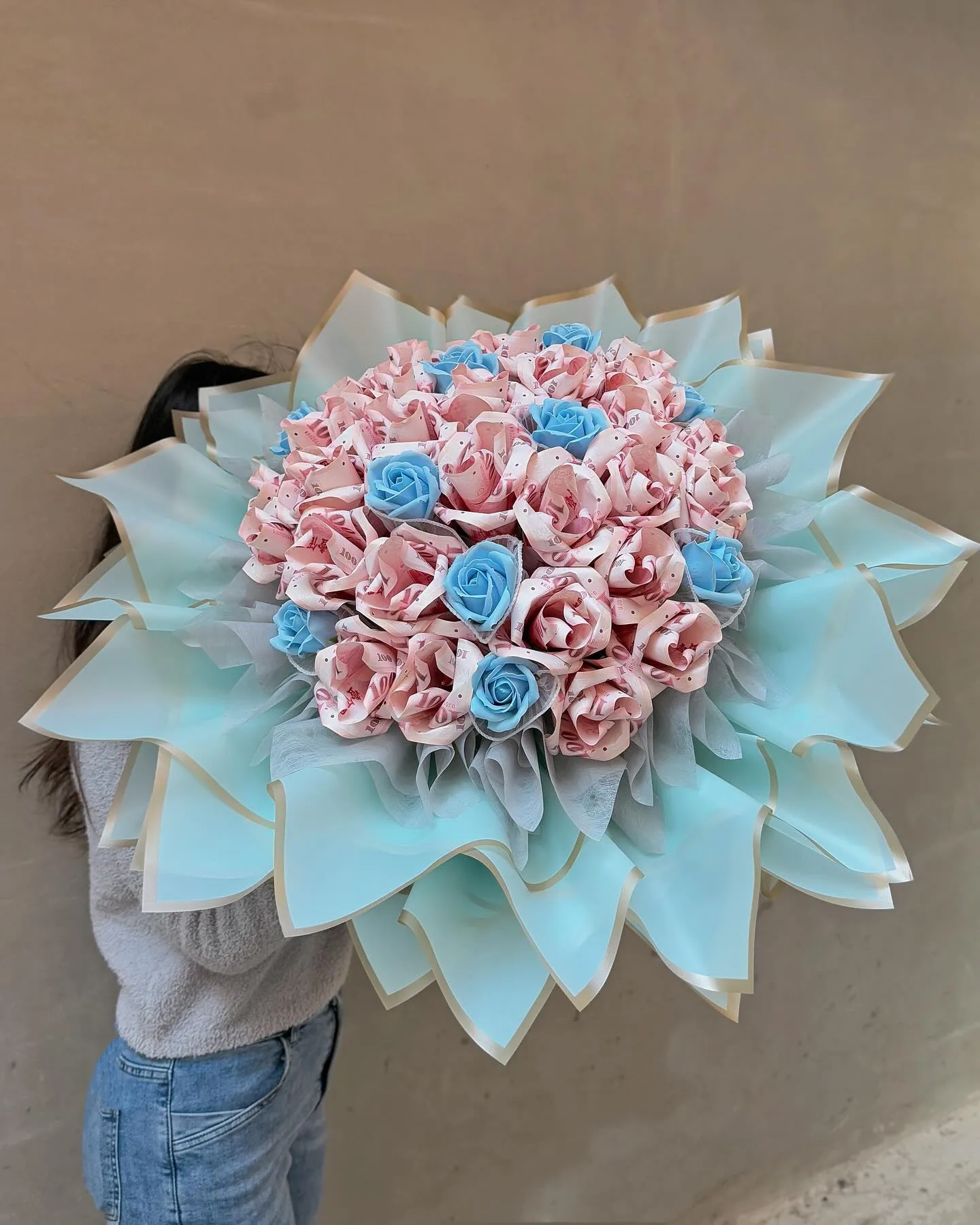 180張玫瑰鈔票花束