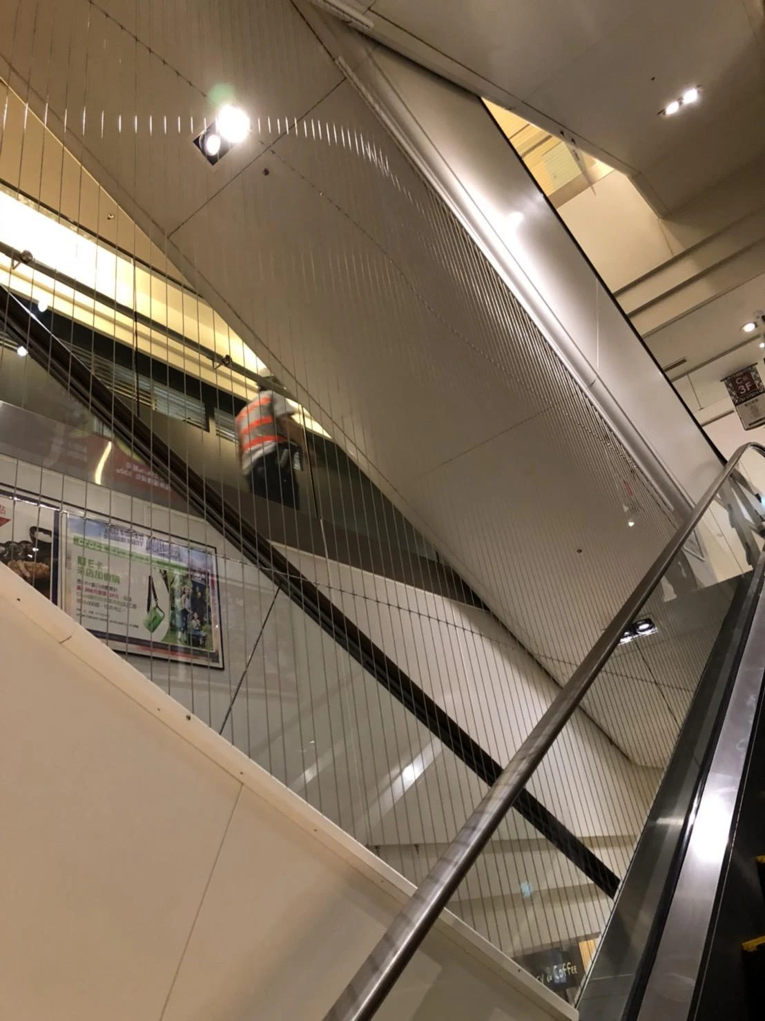 高雄義大購物中心 手扶梯防墜隱形鐵窗工程