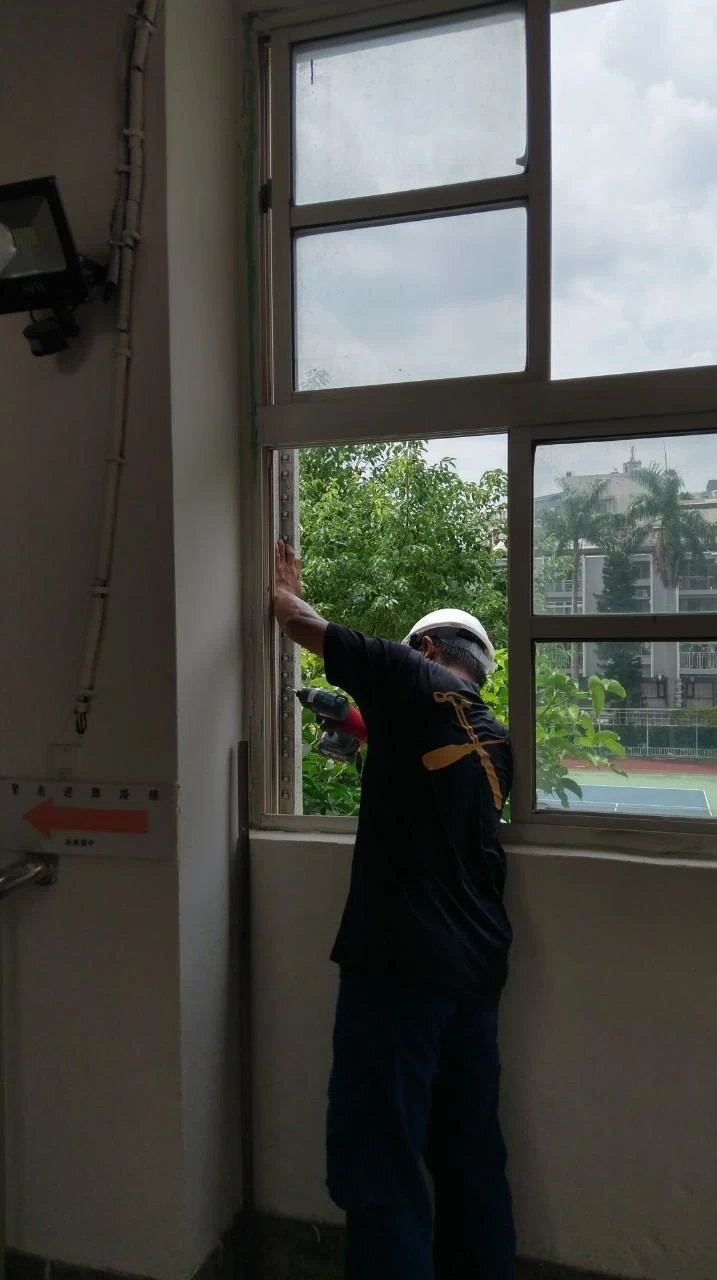 台北新興國中 兒童樓梯防墜隱形鐵窗工程