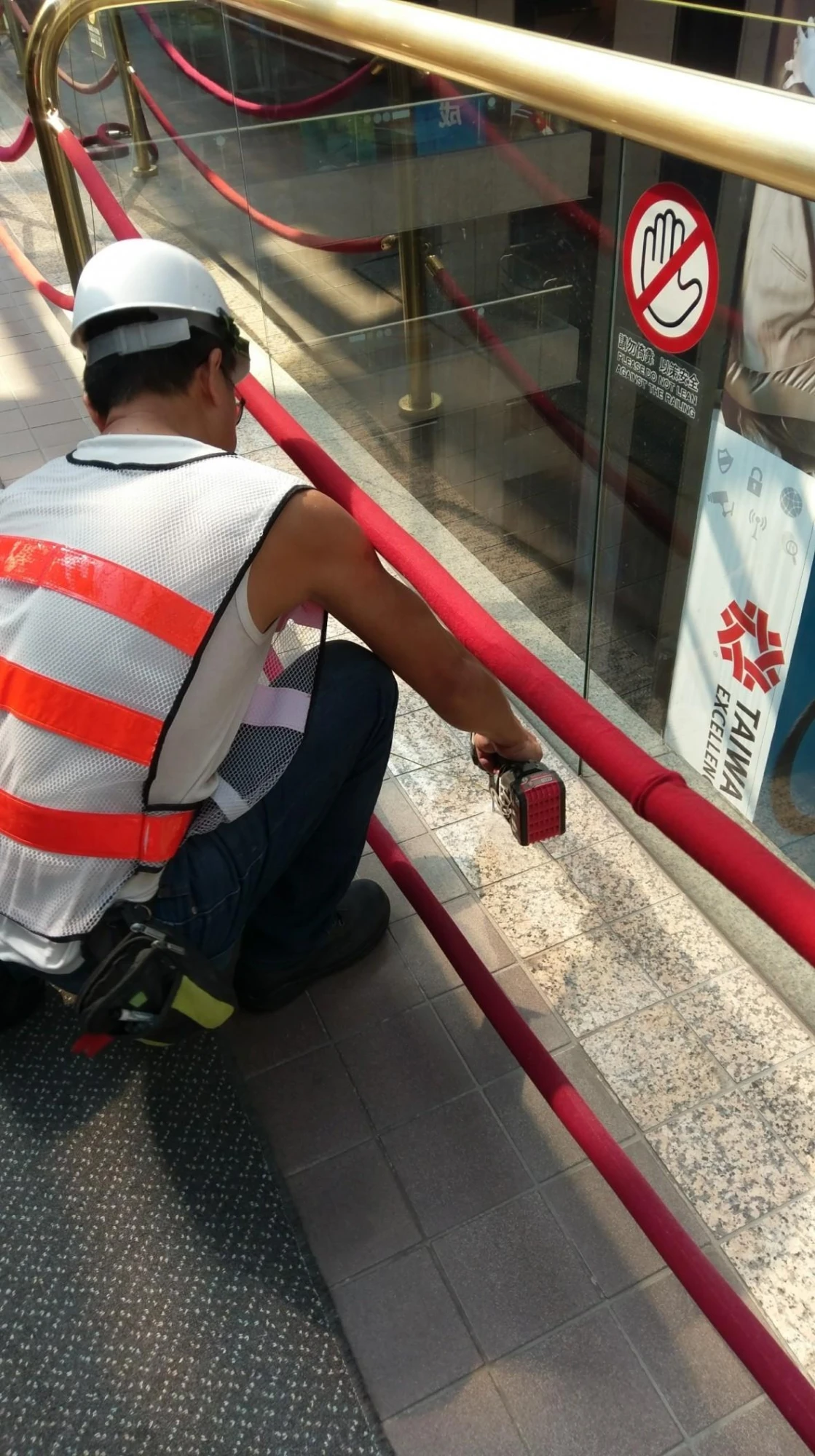 台北世貿一館 女兒牆加高防墜工程