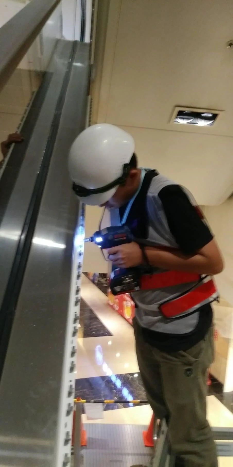 高雄義大購物中心 手扶梯防墜隱形鐵窗工程