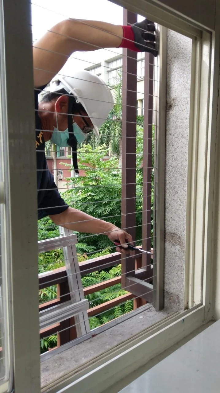 台北新興國中 兒童樓梯防墜隱形鐵窗工程
