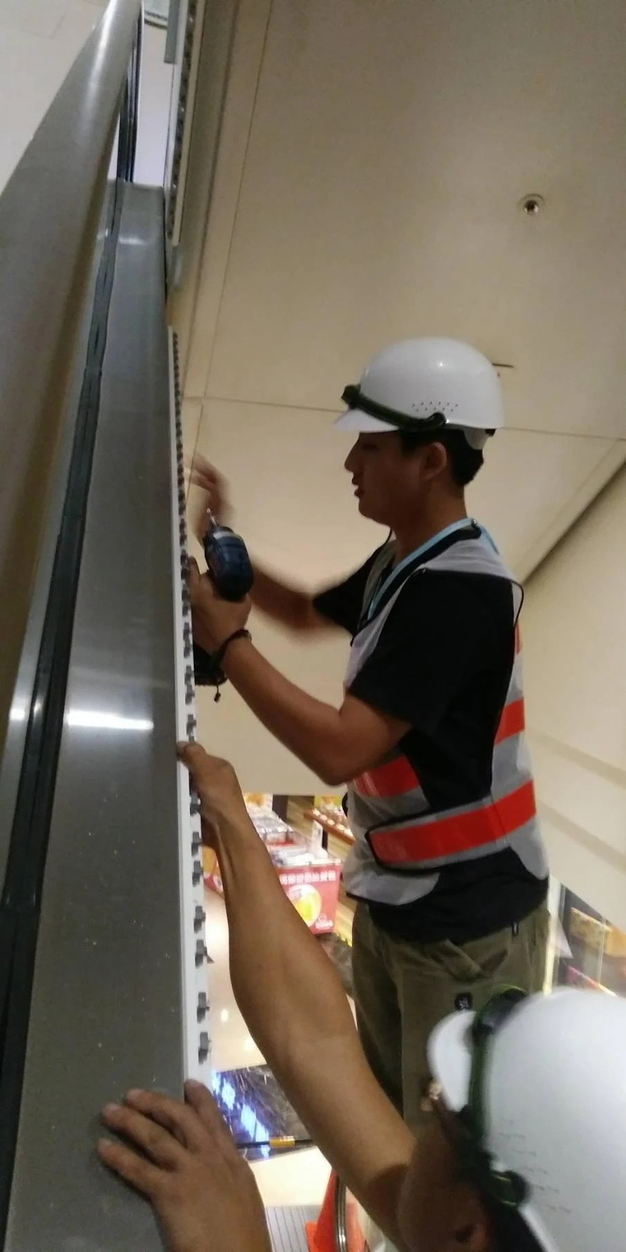 高雄義大購物中心 手扶梯防墜隱形鐵窗工程
