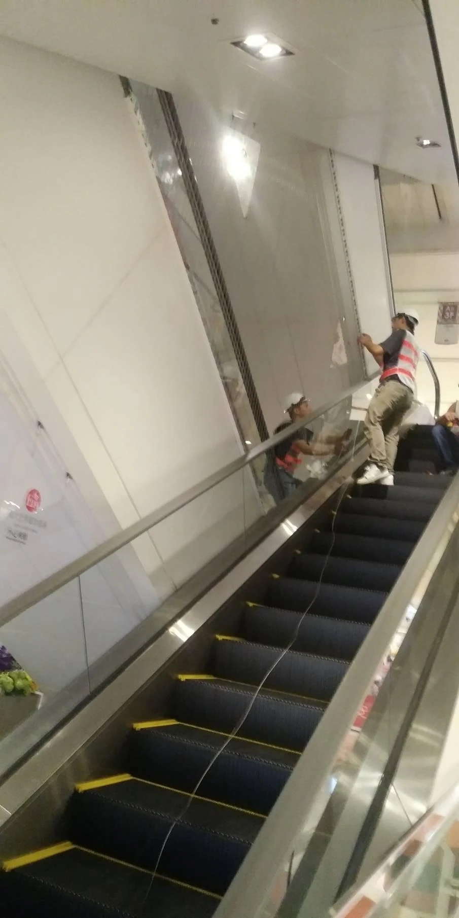 高雄義大購物中心 手扶梯防墜隱形鐵窗工程