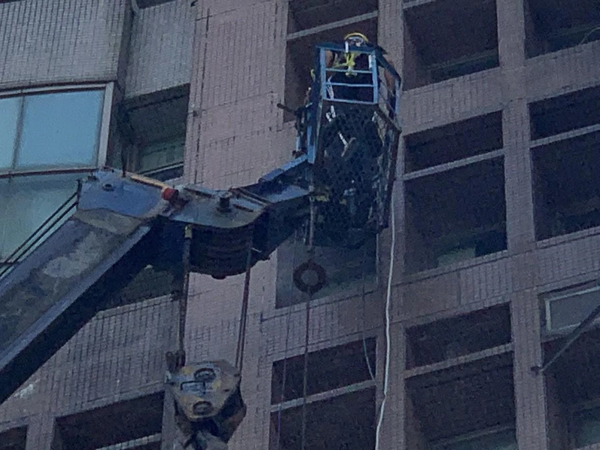 台北富邦人壽辦公室 窗戶窗台隱形鐵窗防鴿工程