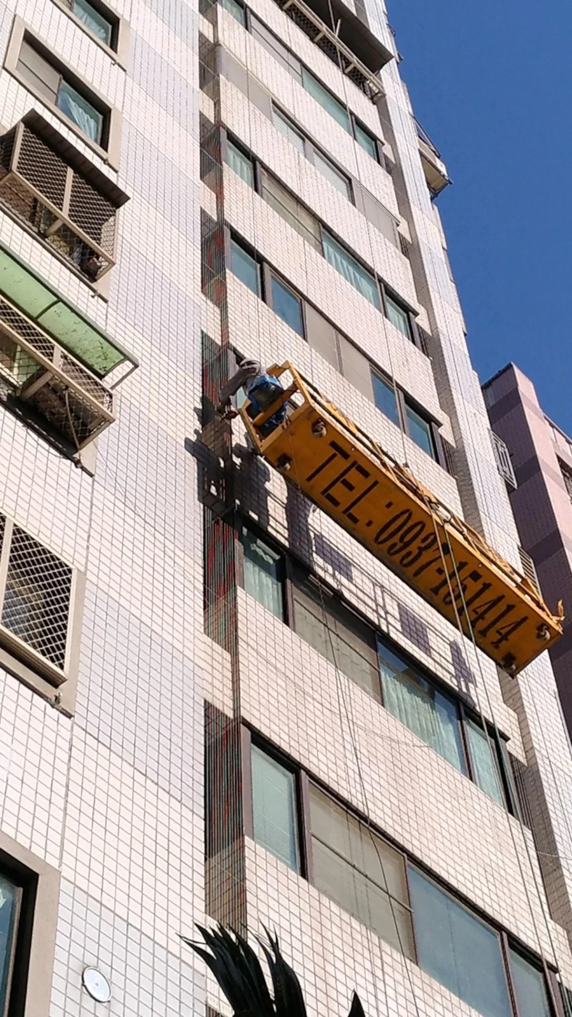 台中翡翠皇宮社區 隱形鐵窗防鴿子工程