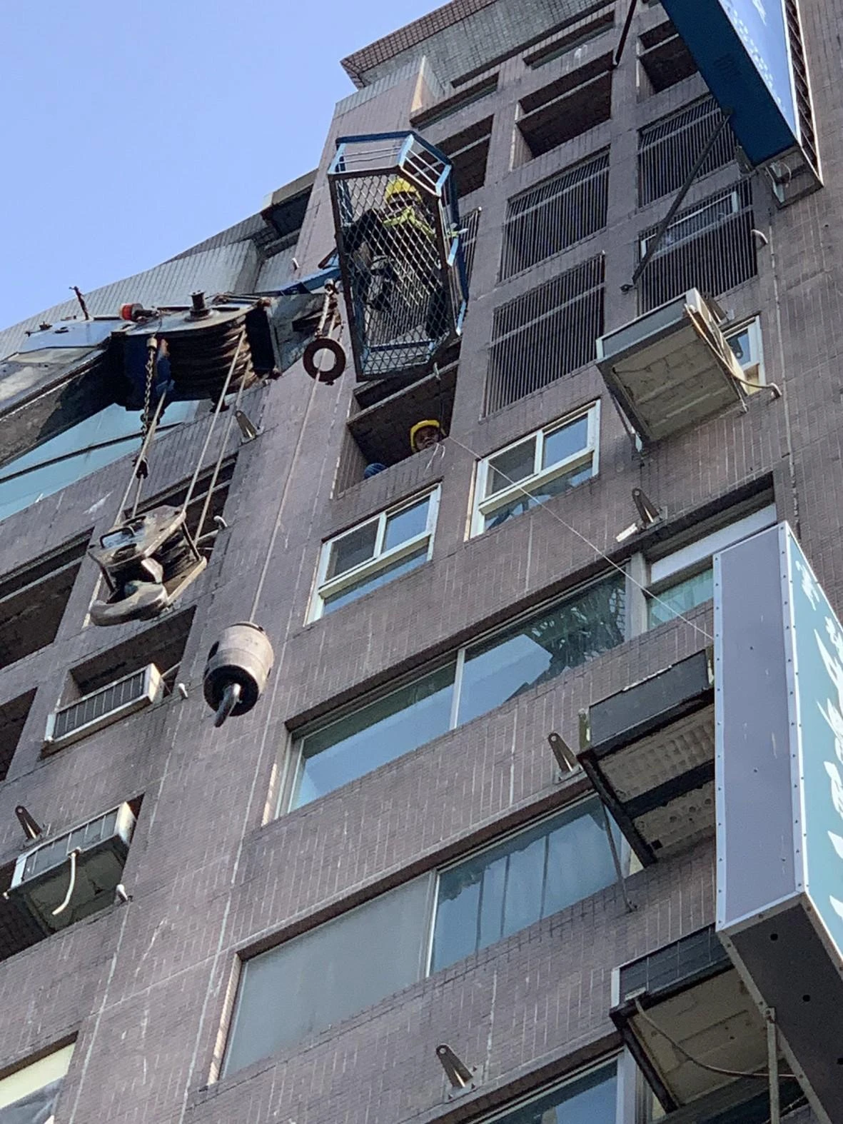 台北富邦人壽辦公室 窗戶窗台隱形鐵窗防鴿工程