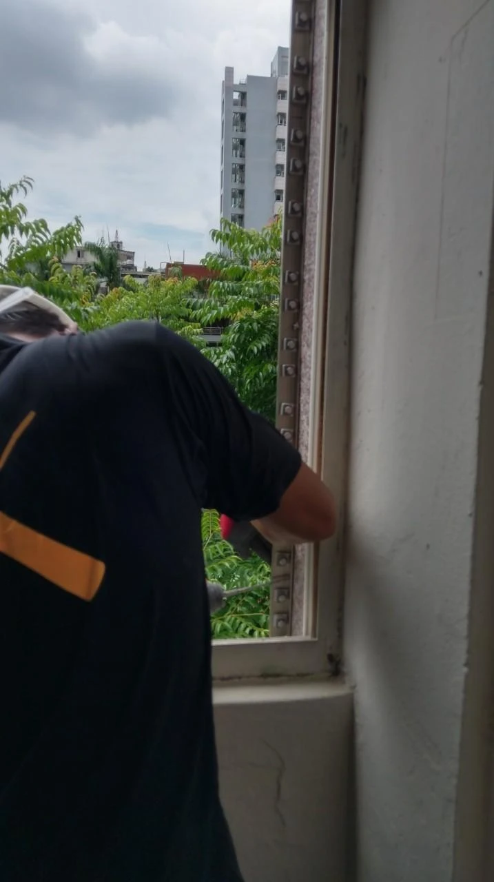 台北新興國中 兒童樓梯防墜隱形鐵窗工程