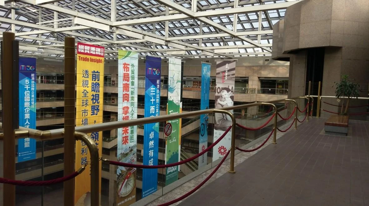 台北世貿一館 女兒牆加高防墜工程